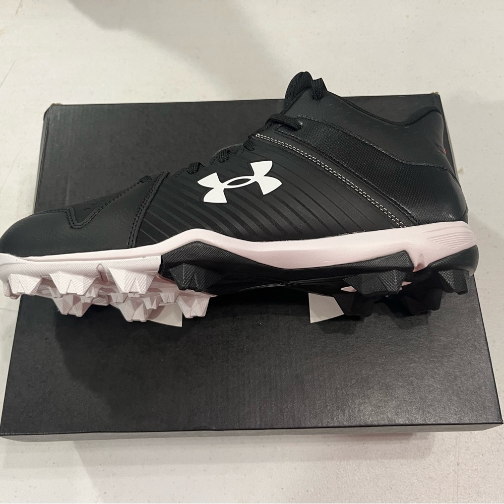 Under Armour Women's Black and White Athletic Cleats
